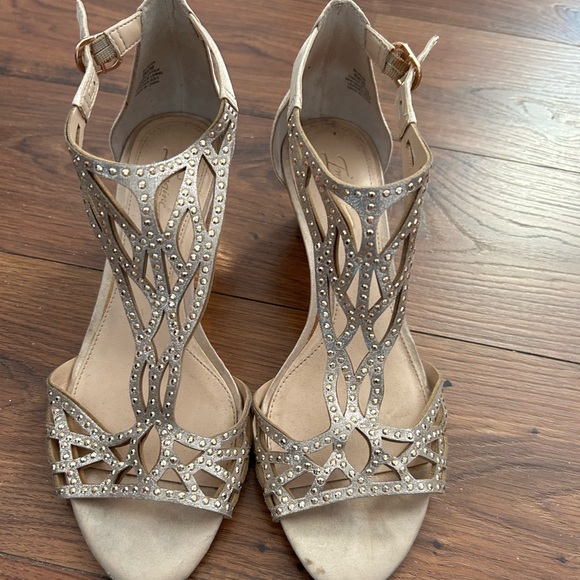Gold Vince Camuto sandals - worn a few times - bought for wedding-size 8 - Picture 1 of 3